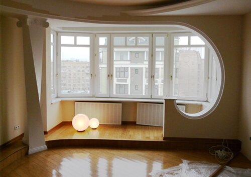 Чаще всего в объединение с другими комнатами участвует балкон. Он становится частью спальни или гостиной. 